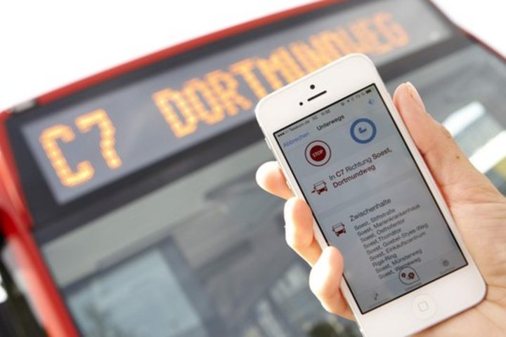Zielanzeige des Busses Linie C7 mit Darstellung der Smartphone-Display. Foto: Beylemans Fotografie