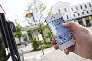 Bild eines Smartphones mit der App BusRadar. Foto: Beylemans Fotografie 