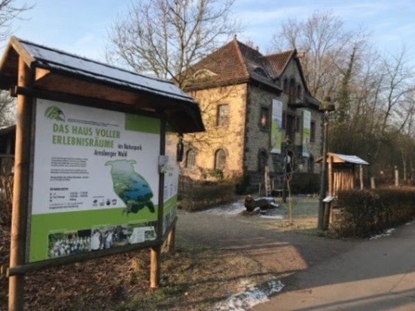 Ein Bilder einer Infotafel vor dem Landschaftsinformationszentrum Wasser und Wald Möhnesee e.V.Foto: Heim-Zülsdorf/ LIZ Möhnesee 
