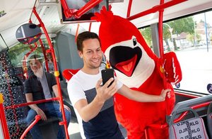 Ein junger Mann und das BigBird Maskottchen freuen sich über den barrierearmen CheckIn. Foto: Wolfgang Detemple